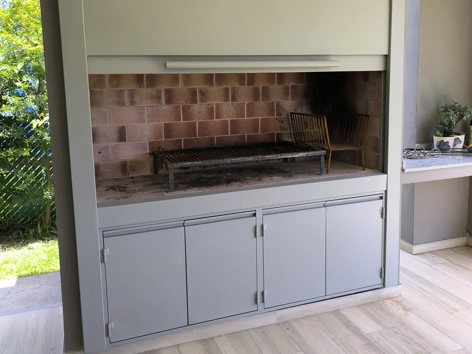 Frentes y puertas de guardado para el sector del asador.