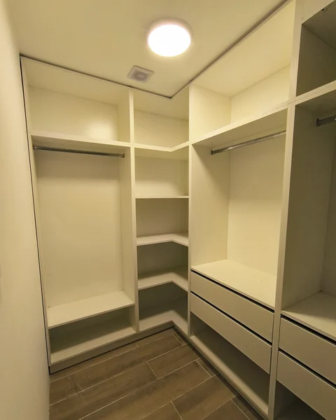 Vestidor de JAM con estantes, cajones y sectores de colgado.
